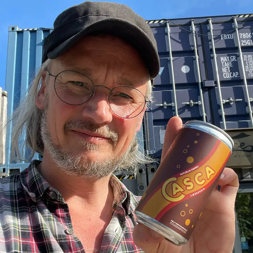 Morten Riiskjær holder en Casca i solen