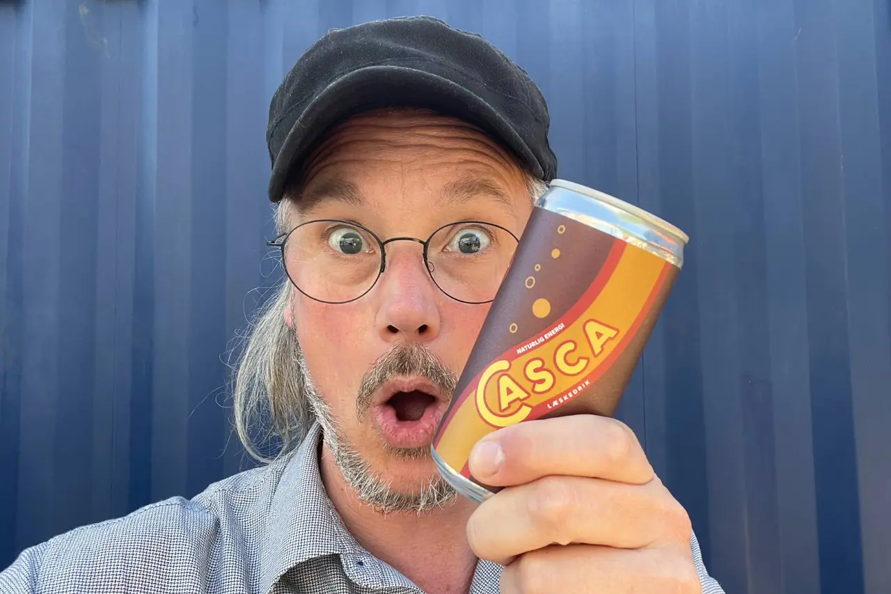 Morten Riiskjær med en dåse Casca i hånden